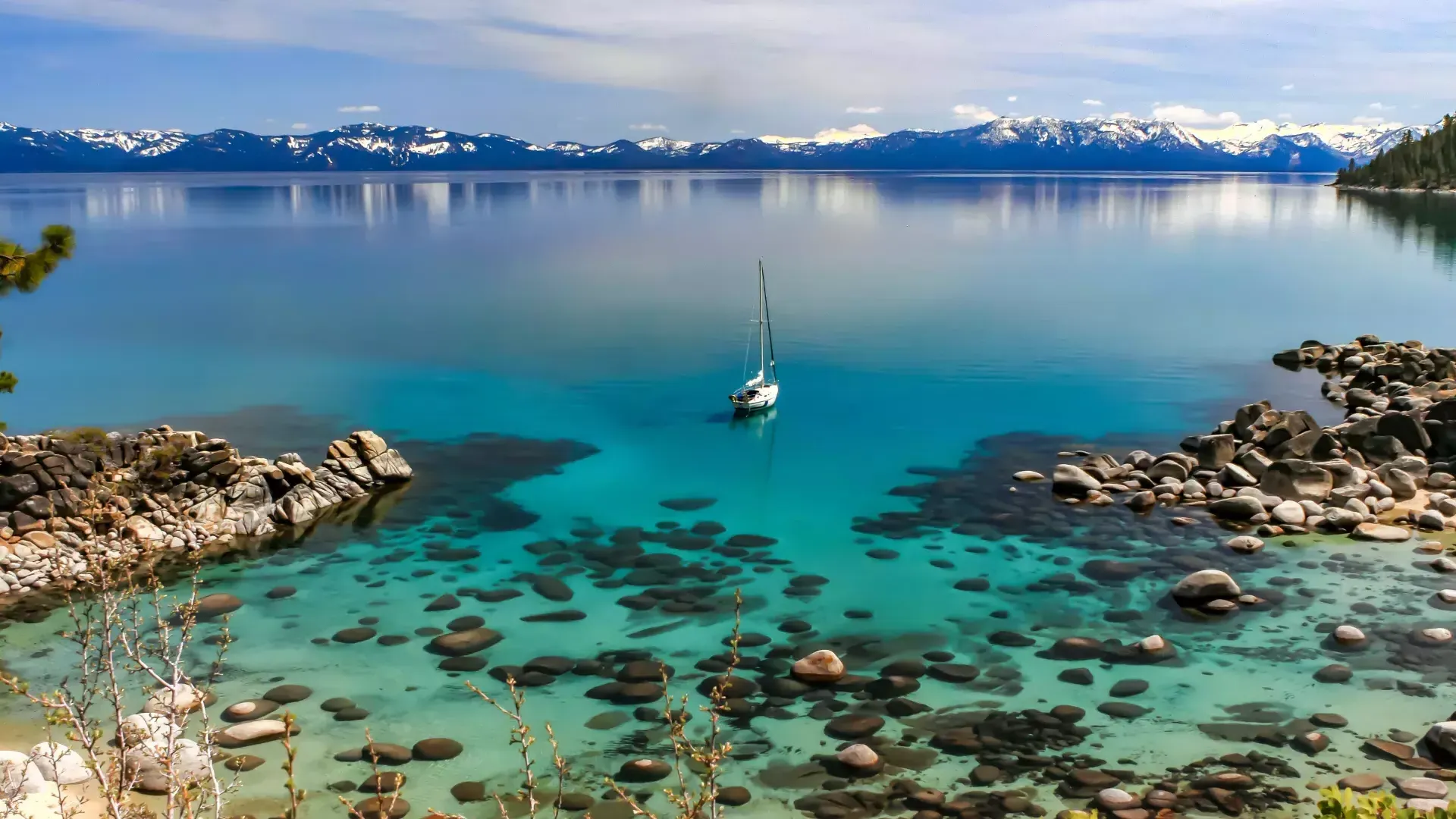 Aguas azules cristalinas del lago Tahoe